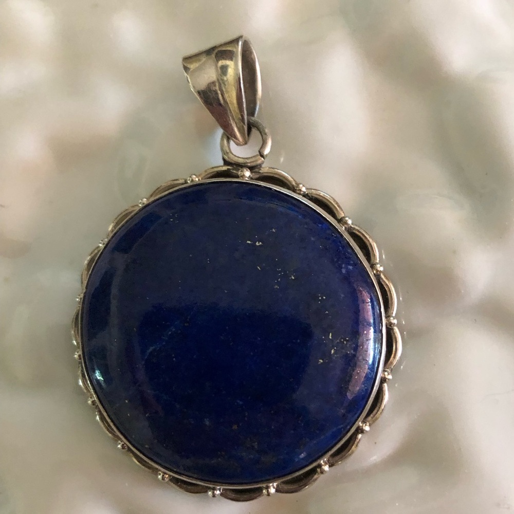 A Beautiful 3x3” round Lapislázuli,Great healing ❤️‍🩹 properties. Beautiful 🤩